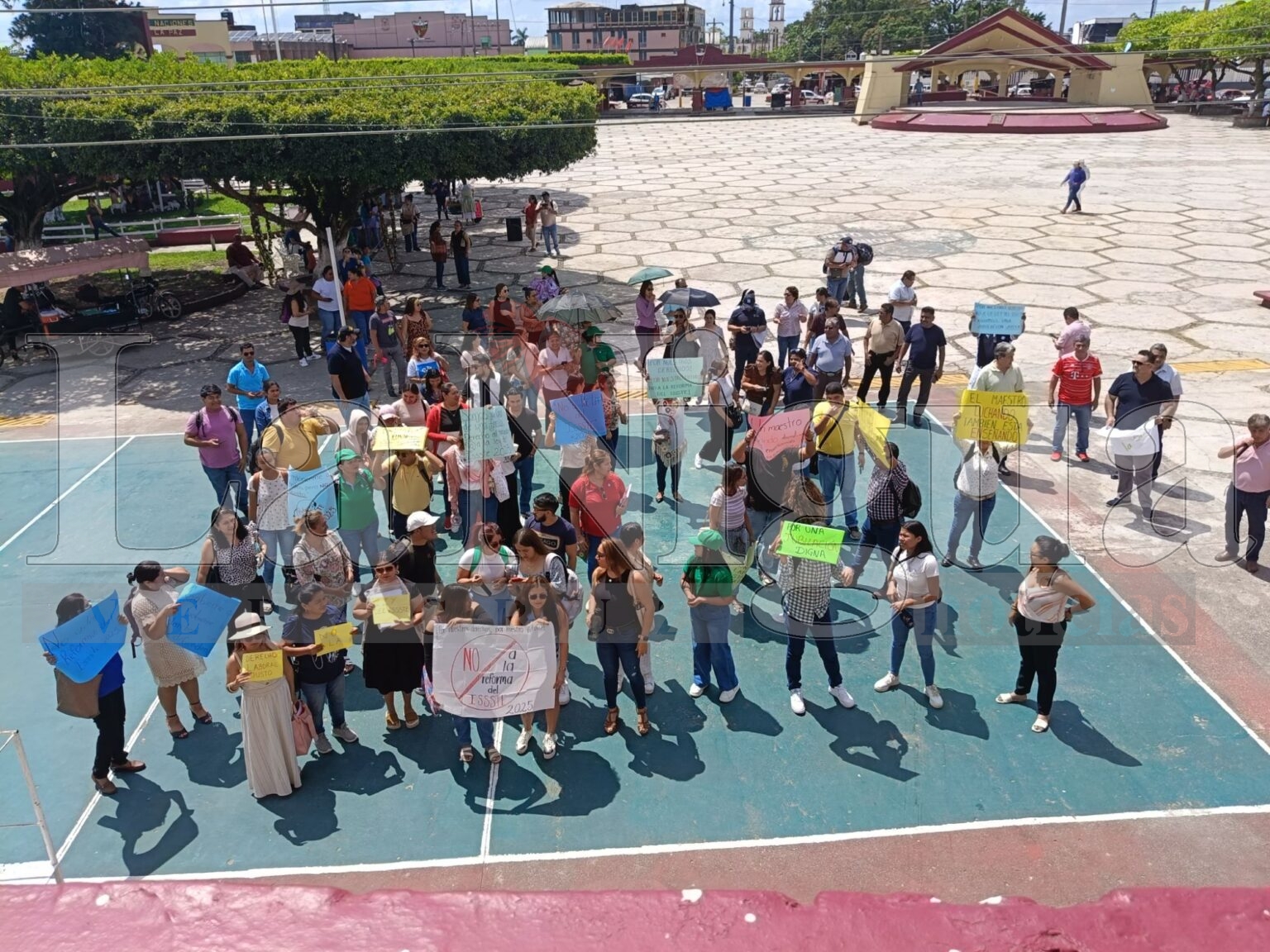 Maestros de Las Choapas se manifiestan contra la Ley del ISSSTE