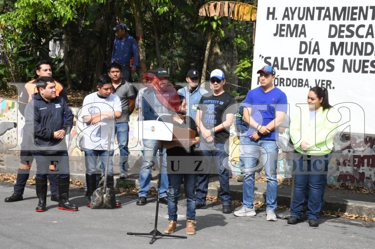 Ayuntamiento, vecinos y personal de Descamex retiran basura de río Quimiapa