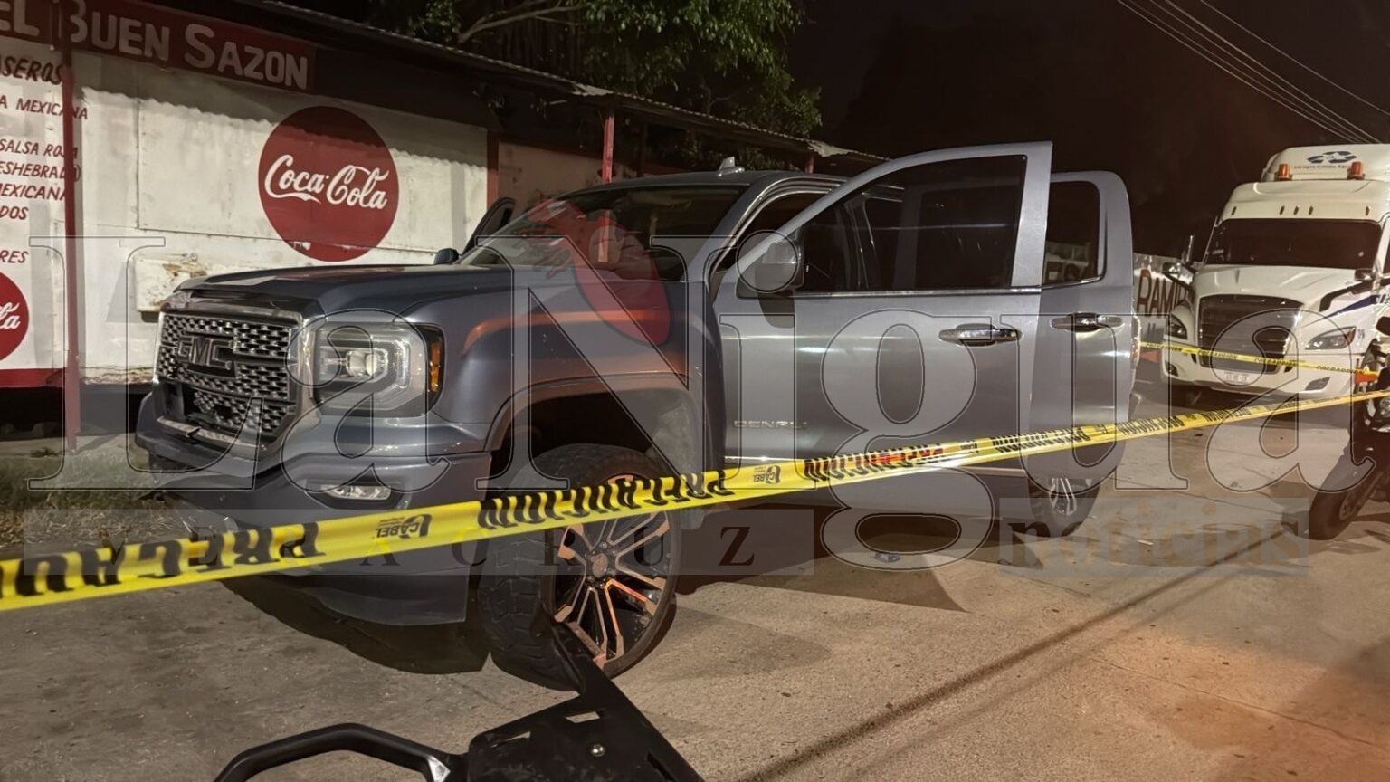 Propietario de bar Jalisquito embiste a presuntos extorsionadores y los mata en Minatitlán