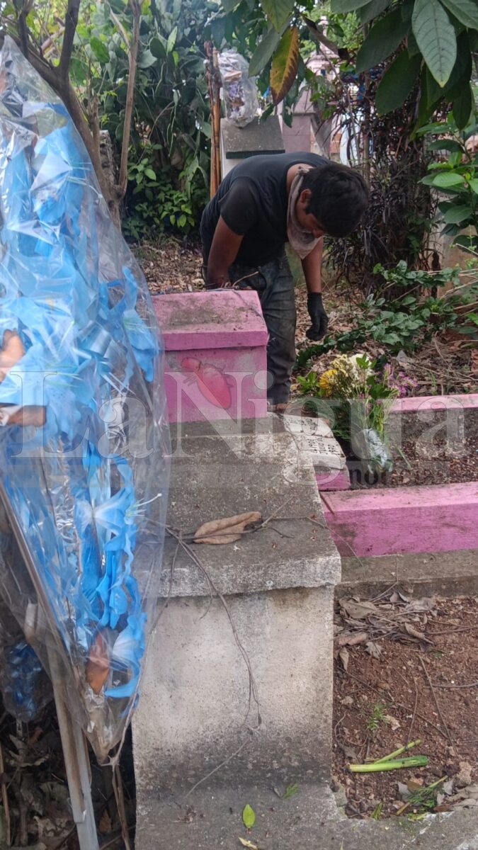 Reportan persona en situación de calle merodeando el panteón de Omealca