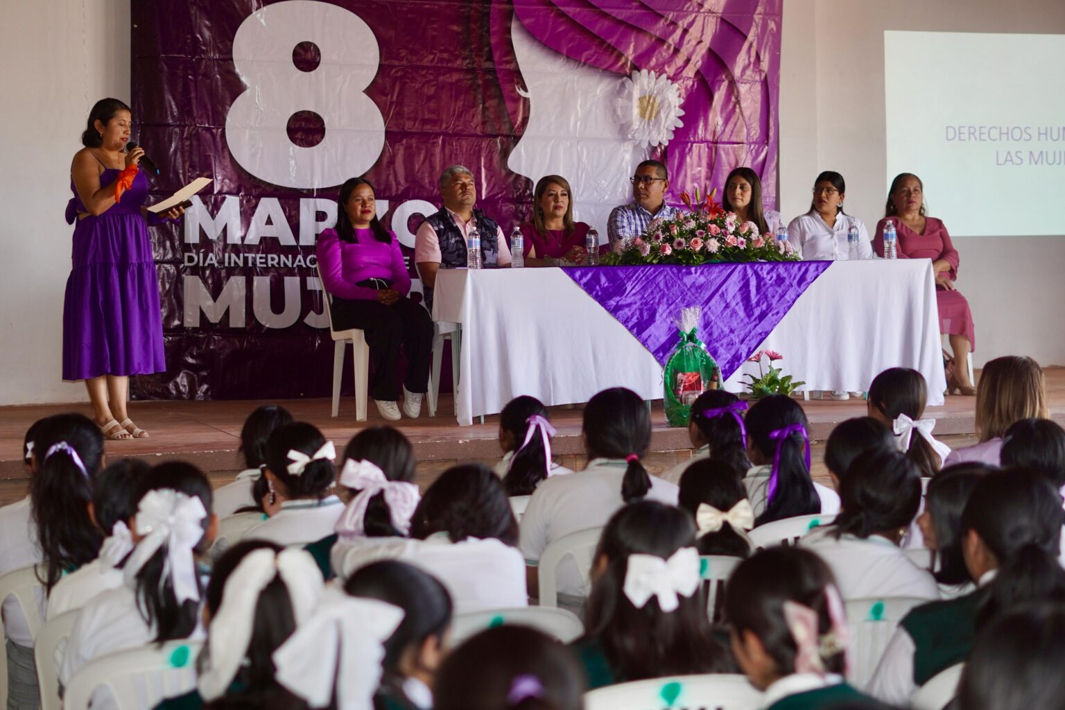 Realizan conferencia sobre derechos de las mujeres en Chocamán