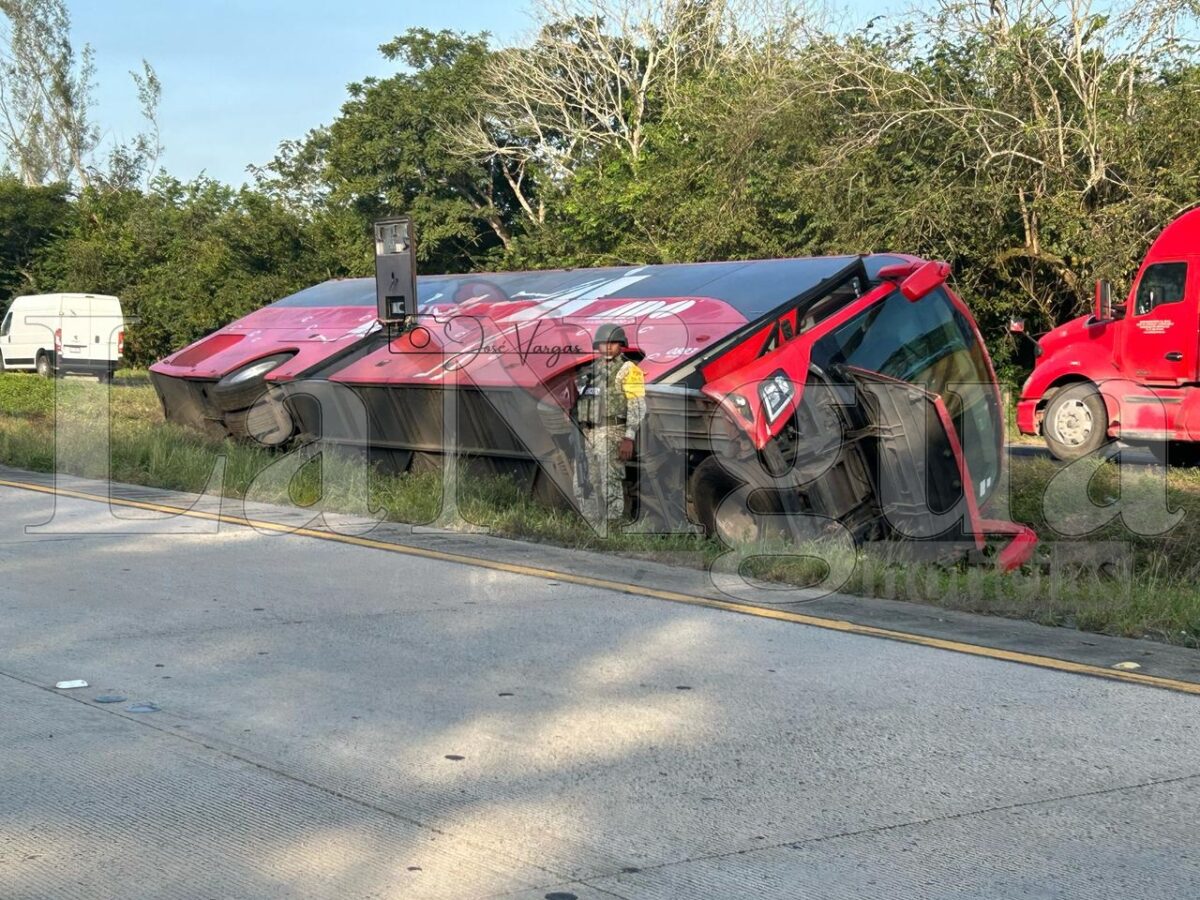 Una fallecida y siete lesionados tras volcadura de un ADO sobre la autopista, La Tinaja – Cosoleacaque.