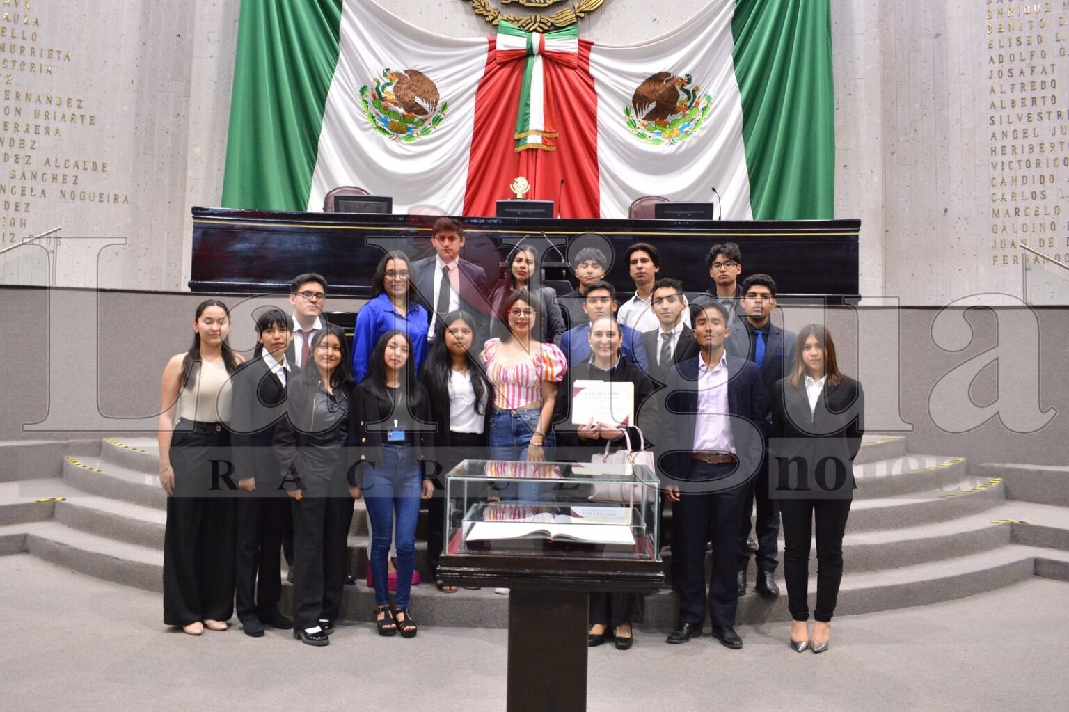 Recibe diputada a estudiantes en el Congreso de Veracruz