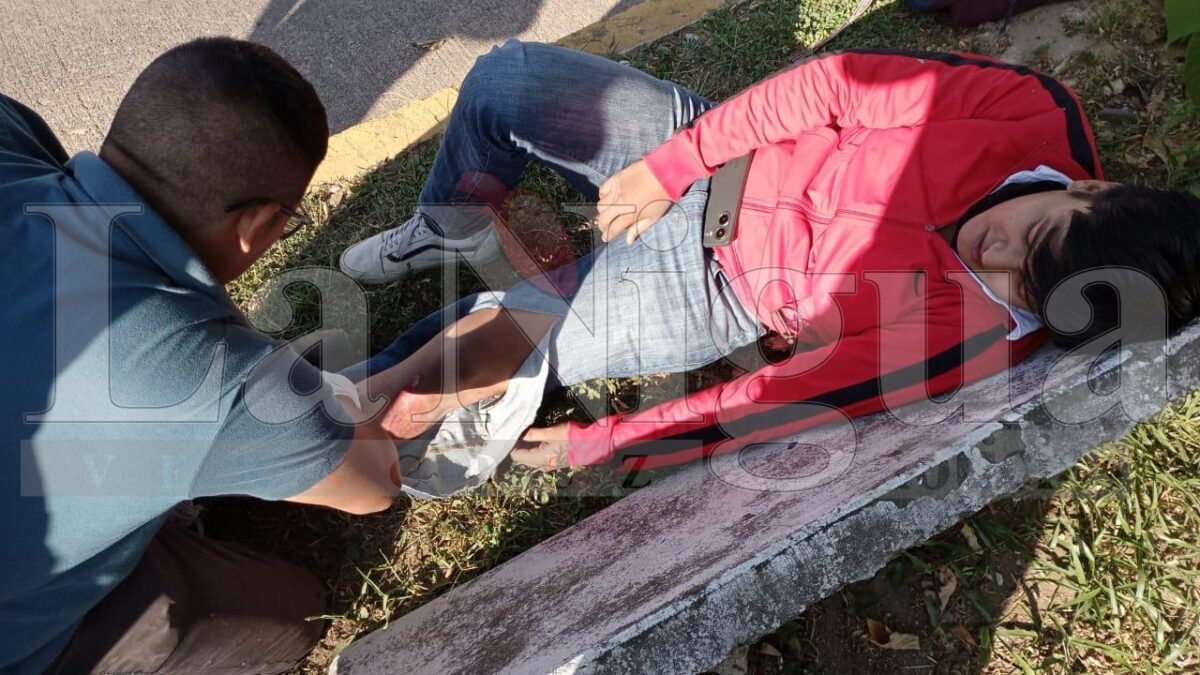 Siguen los accidentes en motocicleta en el sur de Veracruz: joven arrolla a indigente.