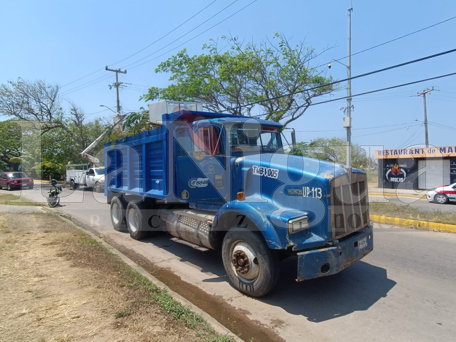 Choca volteo con taxi en Villa Allende
