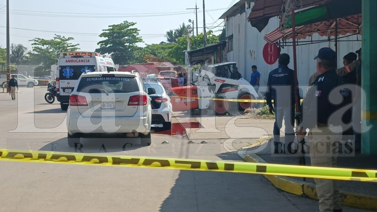Trabajador muere prensado por una miniexcavadora en Coatzacoalcos