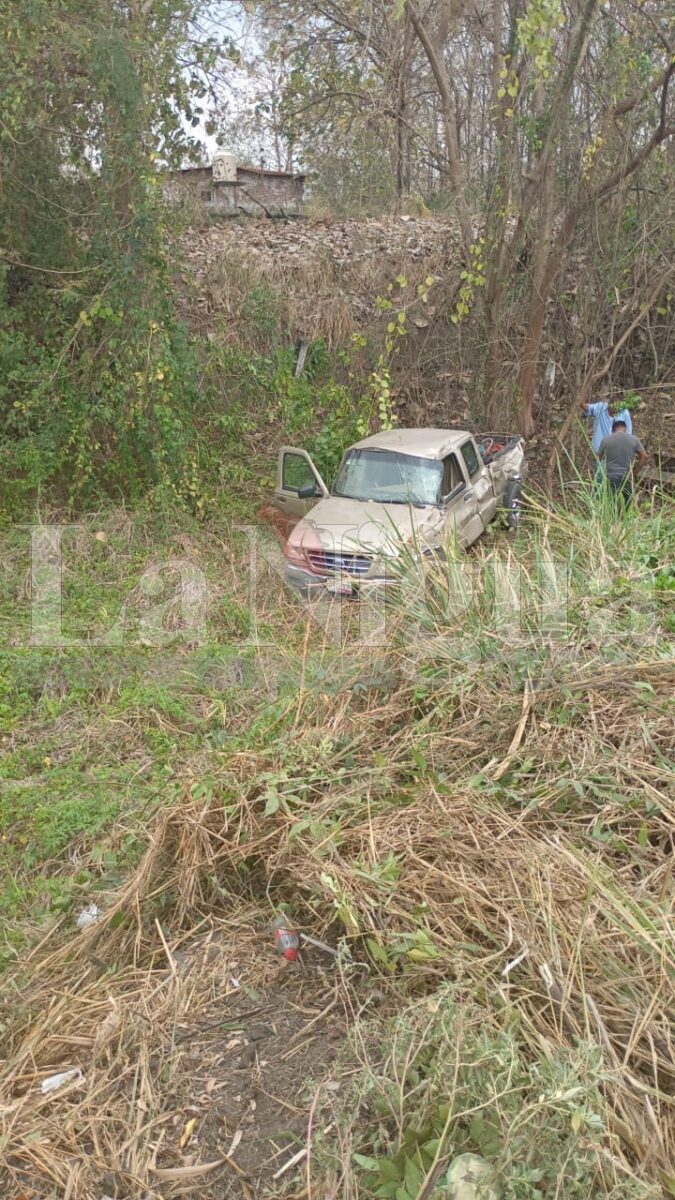 VEHÍCULO SE SALE DEL CAMINO EN LA CARRETERA CUITLÁHUAC-LA TINAJA