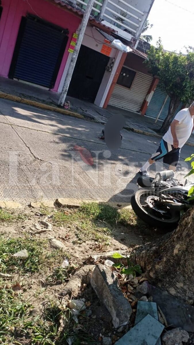 Motociclista arrolla a indigente en Cosoleacaque; ambos resultan lesionados