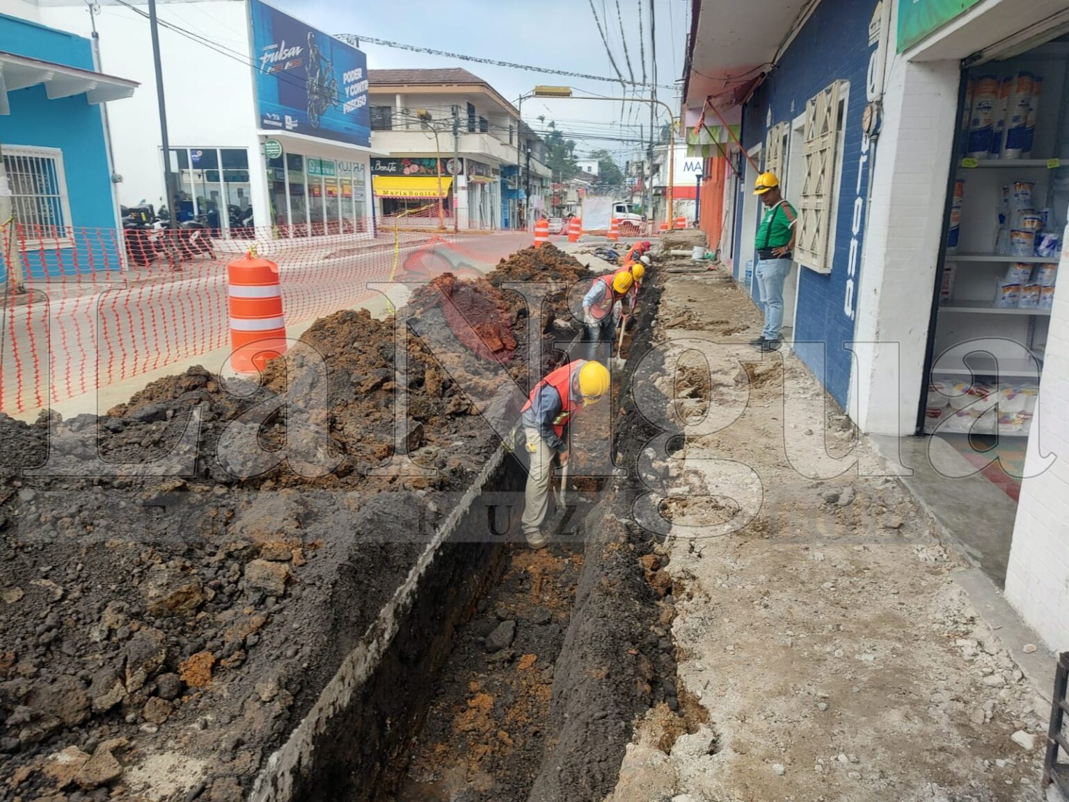 Avanzan trabajos de rehabilitación de banquetas y guarniciones en calle 3 entre avenidas 7 y 11