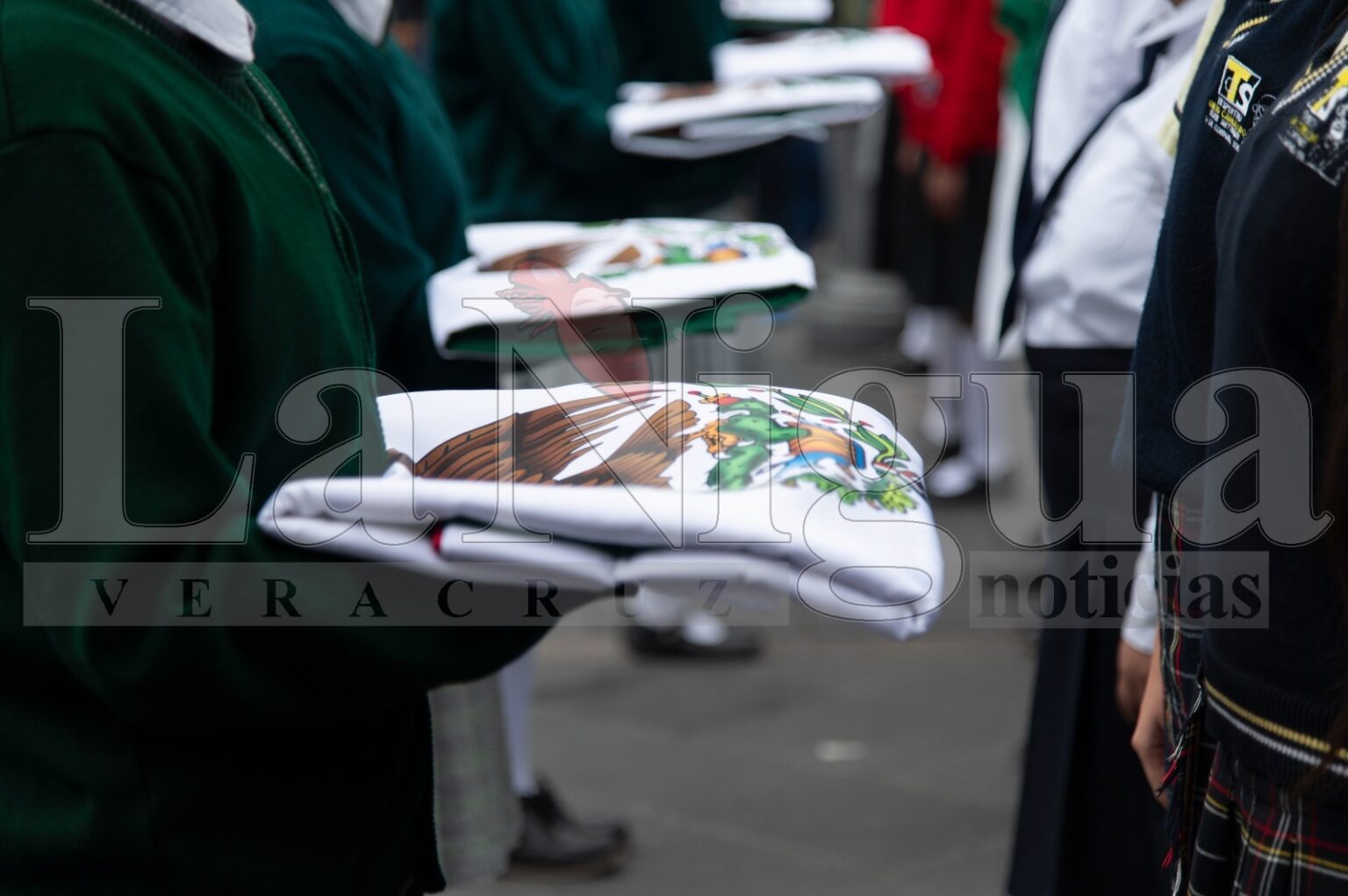 Con abanderamiento a más de 200 alumnos fomentan identidad nacional