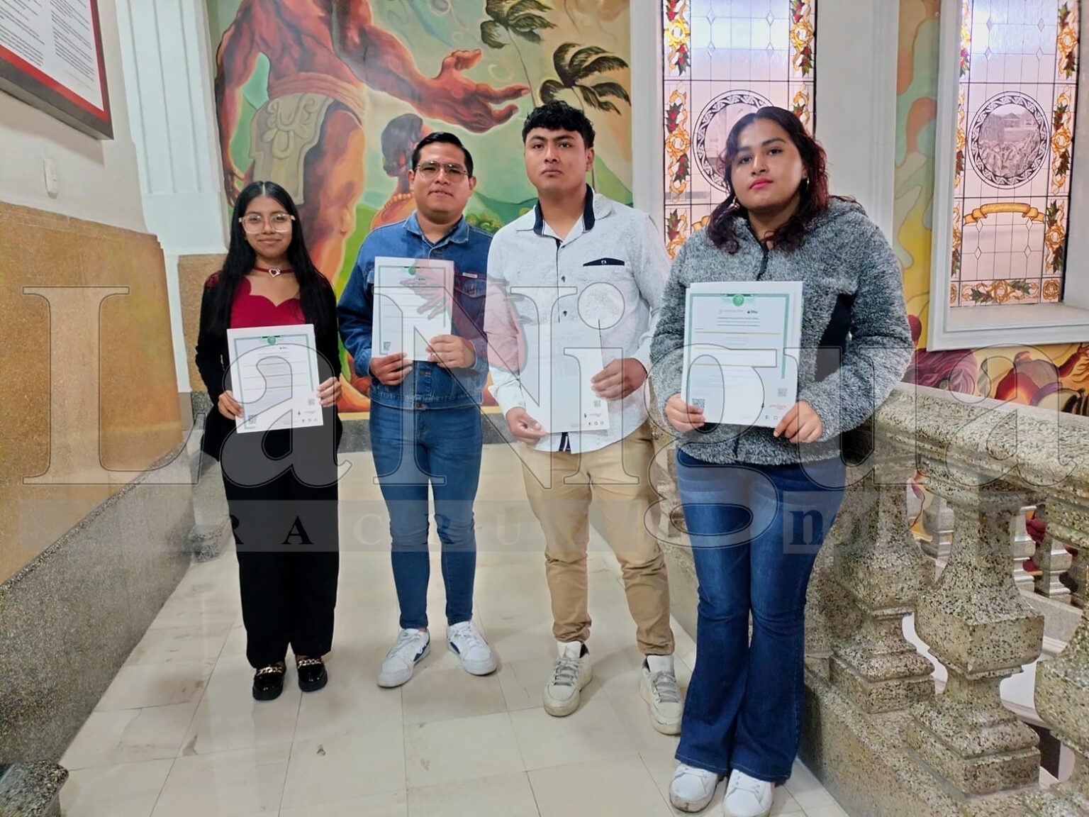 Dan un paso adelante, reciben certificados de estudios del IVEA