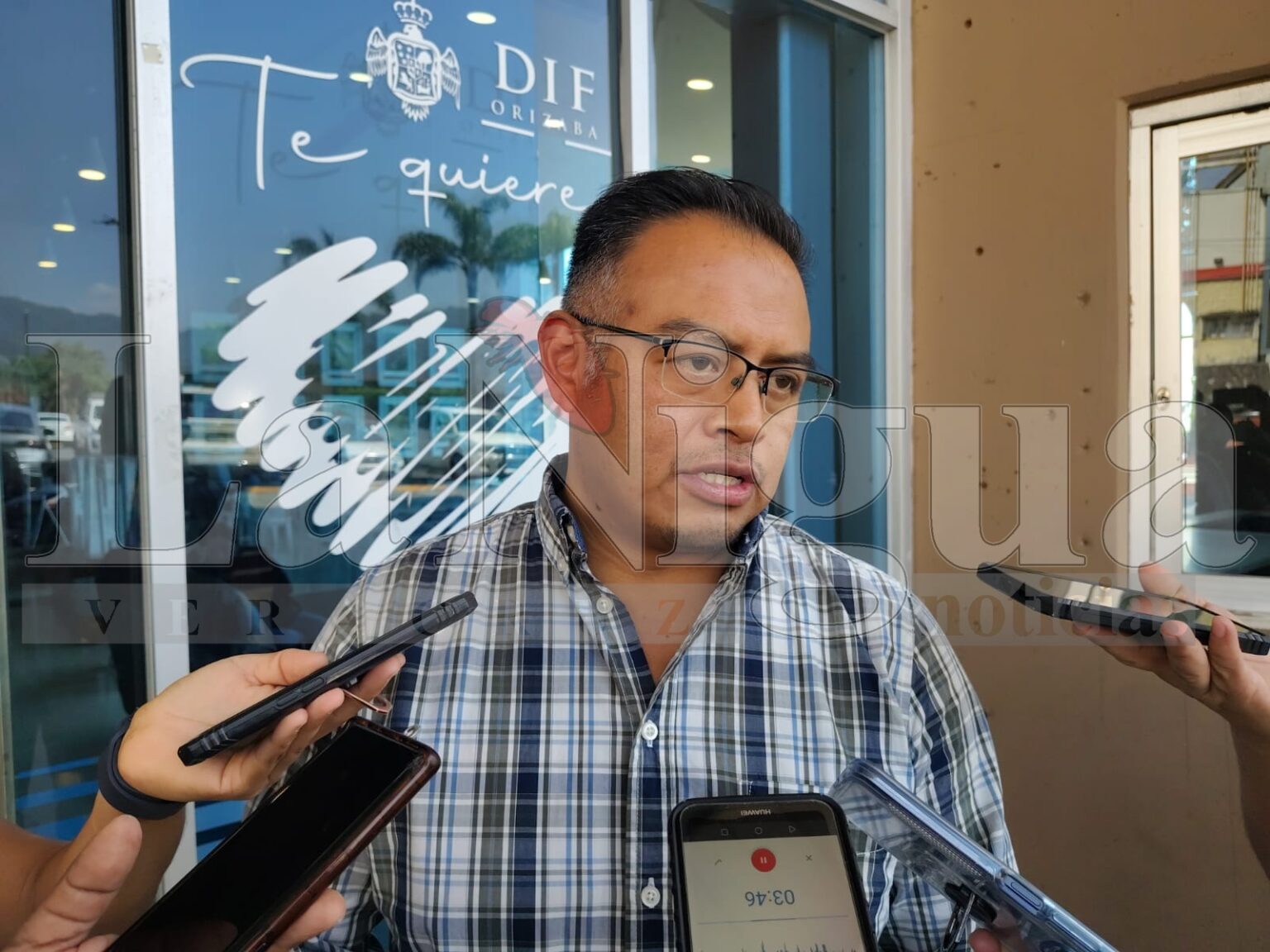 Ayuntamiento de Atzompa remodela sanitarios en el Hospital Regional de Río Blanco