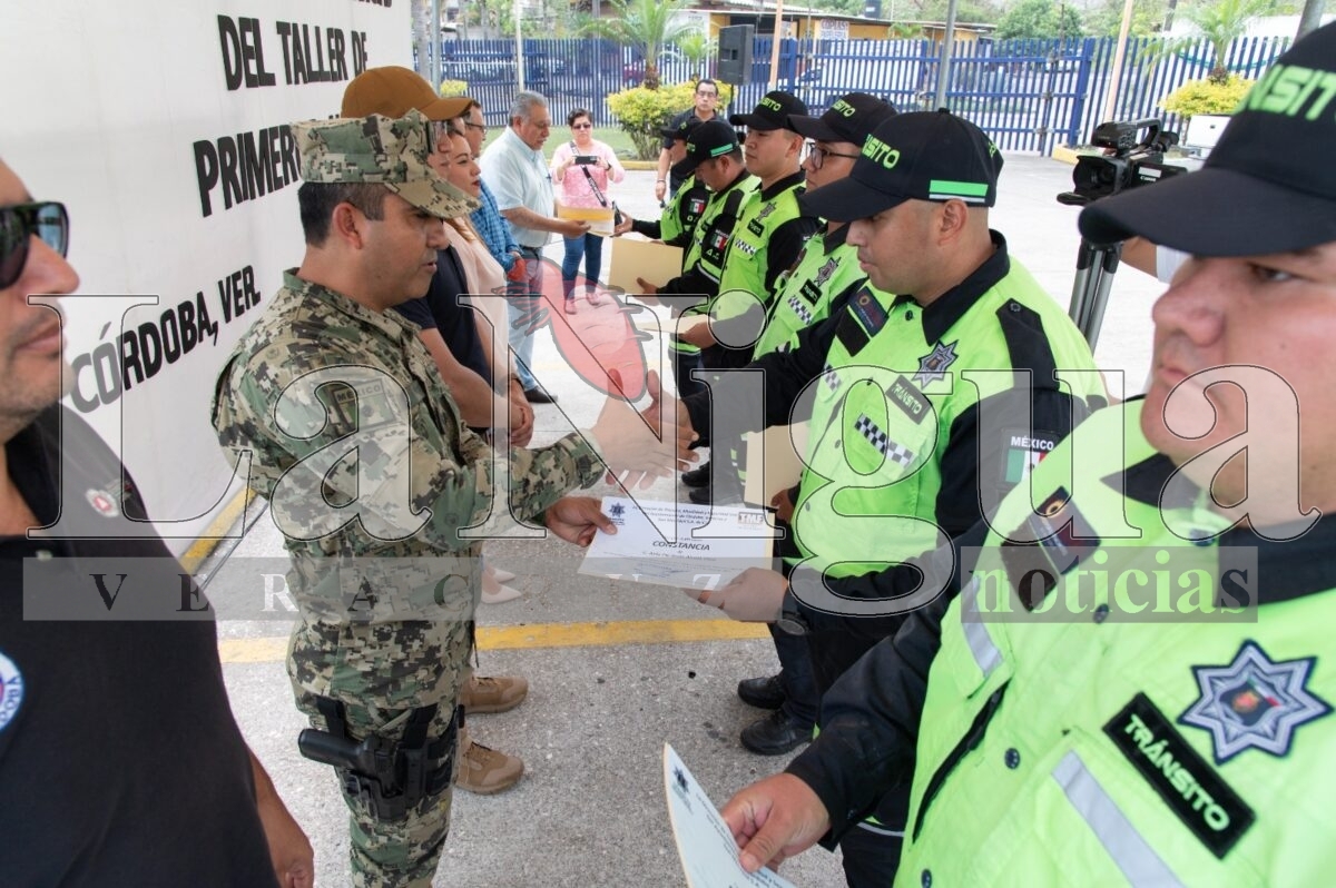 Entregan constancias de capacitación en primeros auxilios a agentes viales