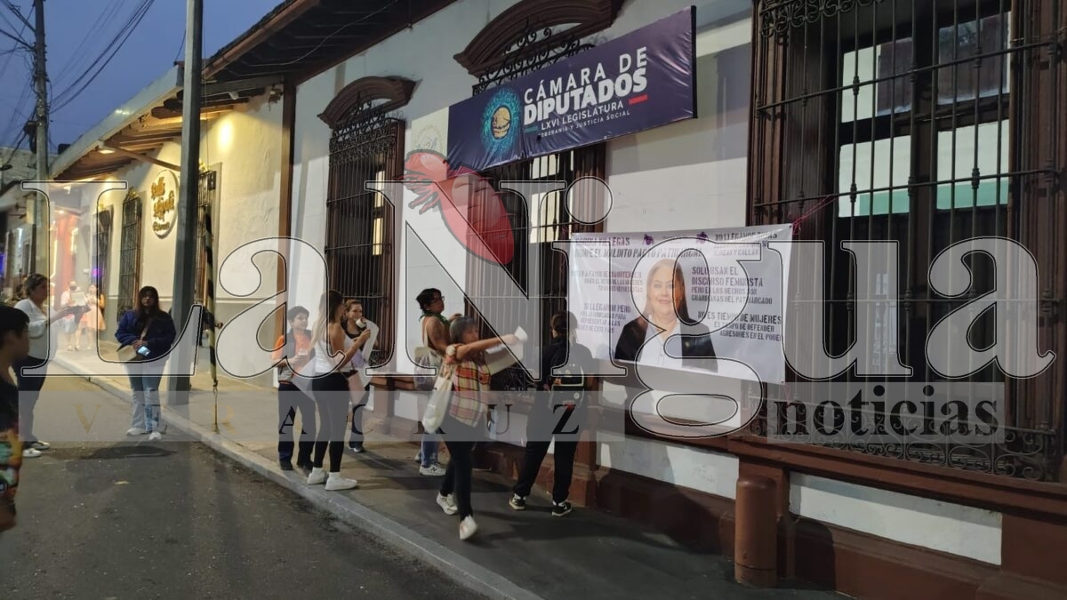 Marea Verde protesta en Orizaba contra diputados por apoyar a Cuauhtémoc Blanco