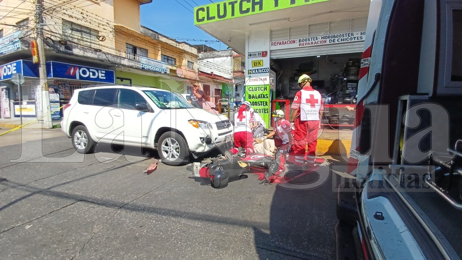 Motociclista impacta contra banqueta tras chocar con camioneta