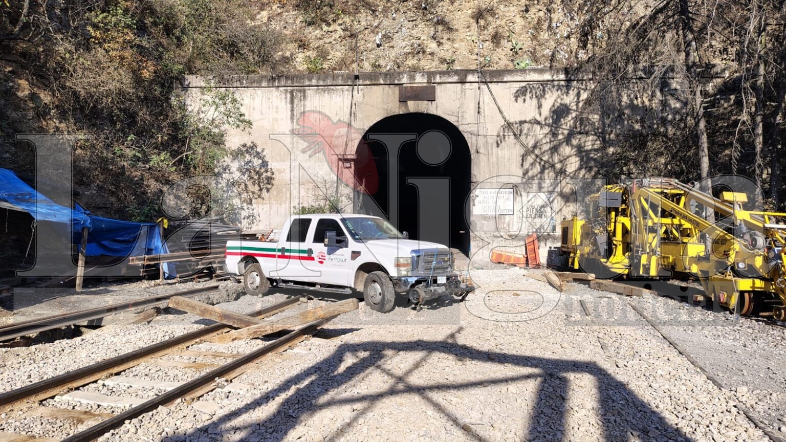 Pobladores de Acultzingo bloquean vías férreas por incumplimiento de acuerdos laborales