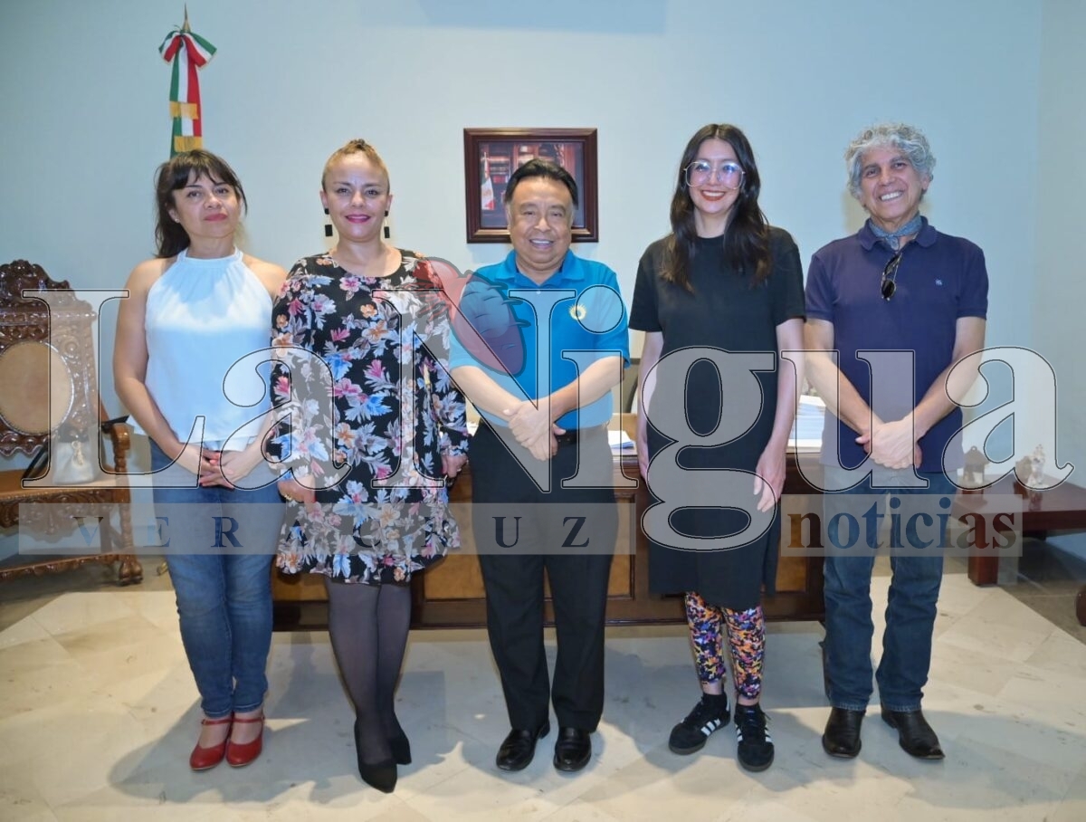 Recibe alcalde Juan Martínez Flores a especialistas del Fondo de Cultura Económica; capacitarán a docentes