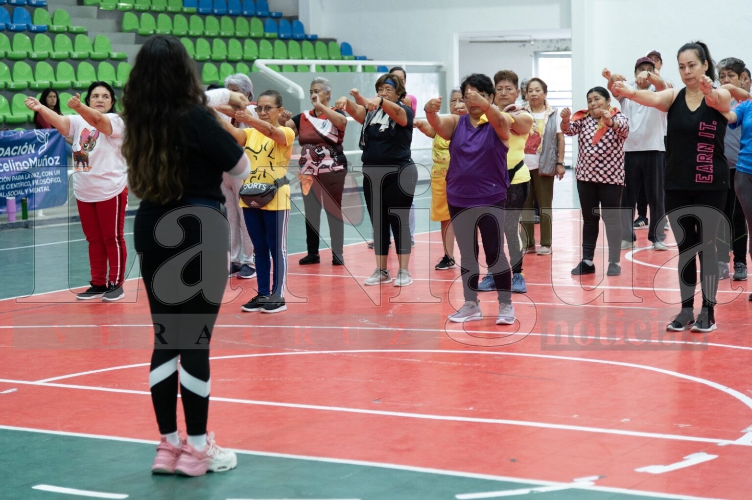 Realizan taller de baile terapia para fomentar el autocuidado