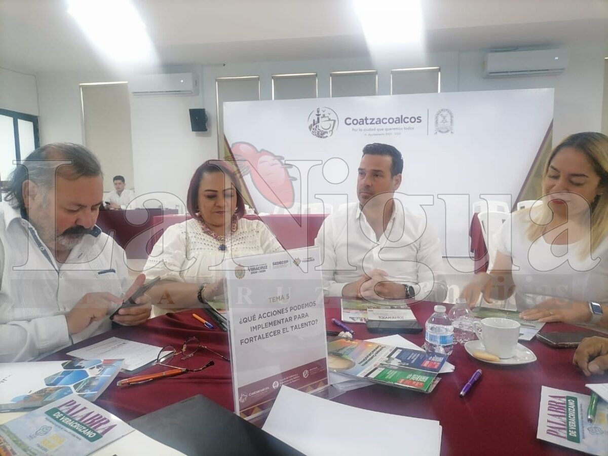 Líderes empresariales y políticos se reúnen en Coatzacoalcos para impulsar el talento y el desarrollo regional. 1 img 20250312 wa01403522511350890170234