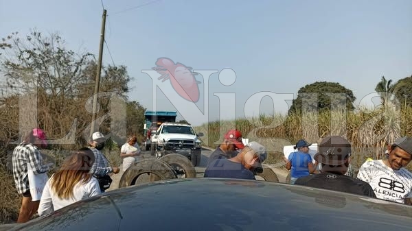 Bloquean carretera en Cuichapa para exigir la liberación de joven detenido 1 img 20250319 wa01528273003281603652878