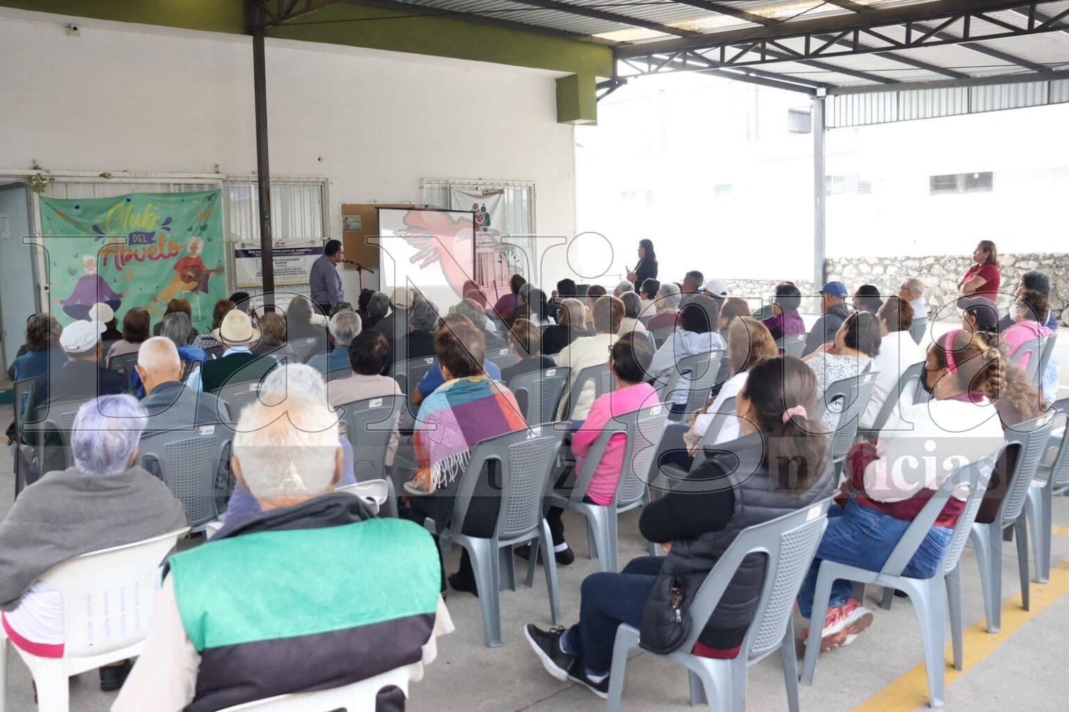 Imparten plática para adultos mayores