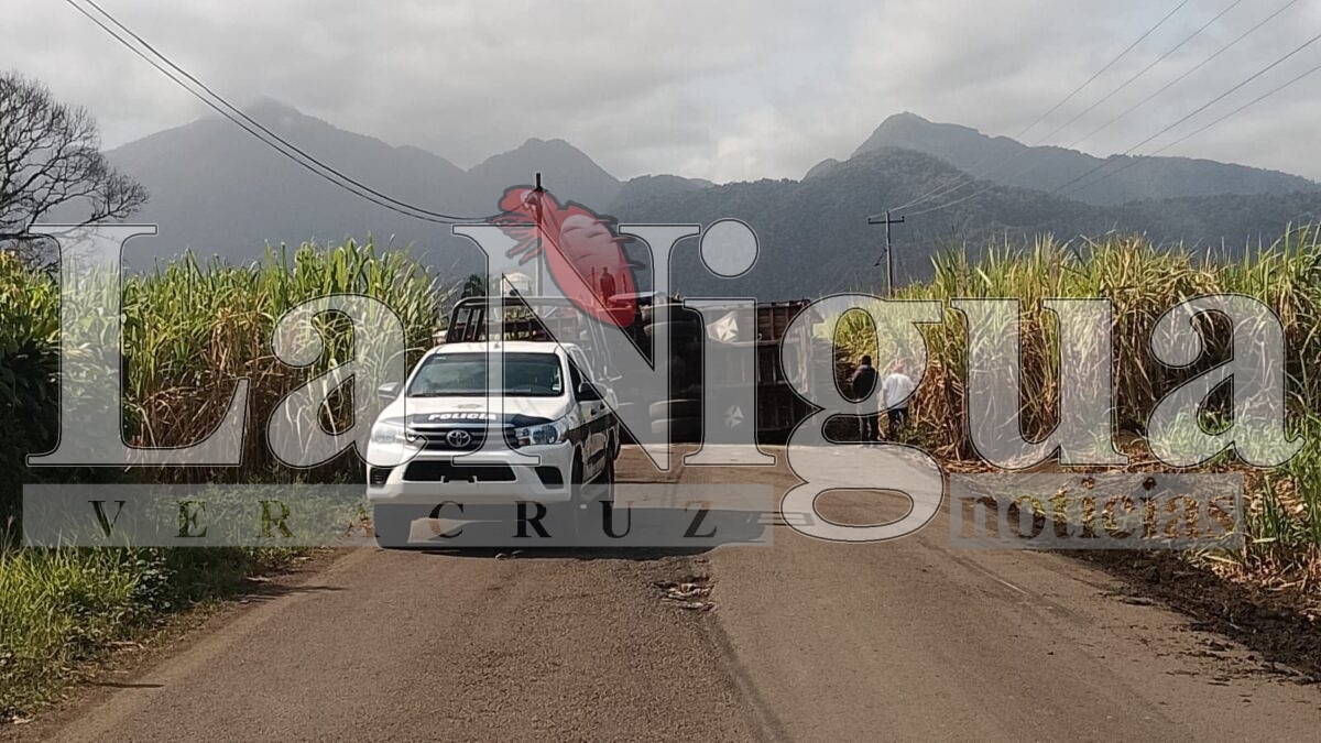 Cierre total de la circulación en Palma Sola por volcadura de camión cañero 3 img 20250321 wa00498842770867234749138
