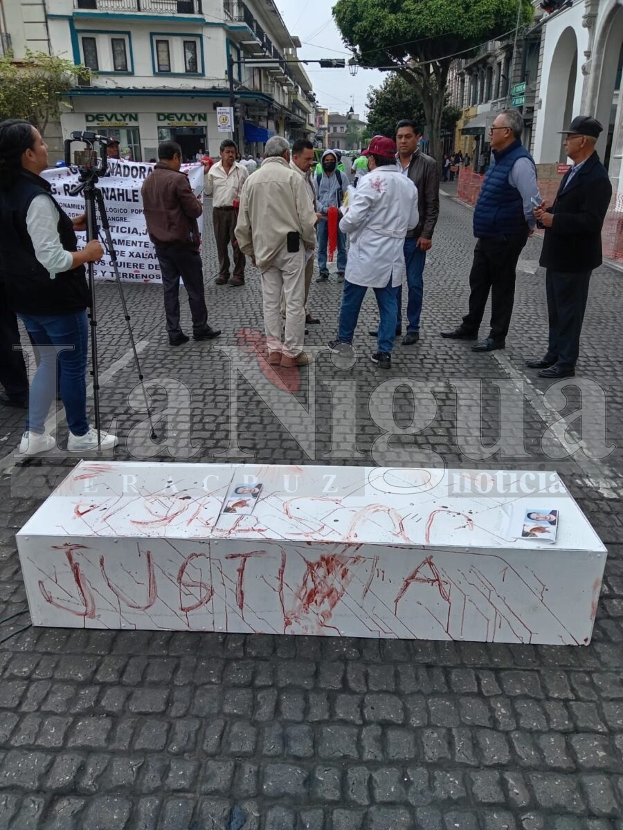 Bloquean calle Enríquez en Xalapa para exigir justicia por asesinato y despojo de terrenos 7 img 20250325 wa00456914024571024663268