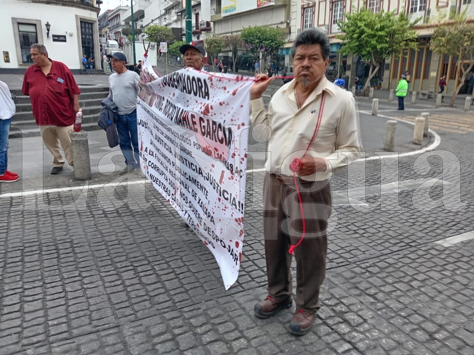 Bloquean calle Enríquez en Xalapa para exigir justicia por asesinato y despojo de terrenos