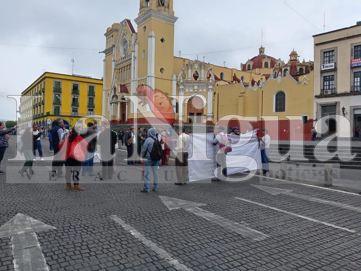 Bloquean calle Enríquez en Xalapa para exigir justicia por asesinato y despojo de terrenos 6 img 20250325 wa00492563825909458519959