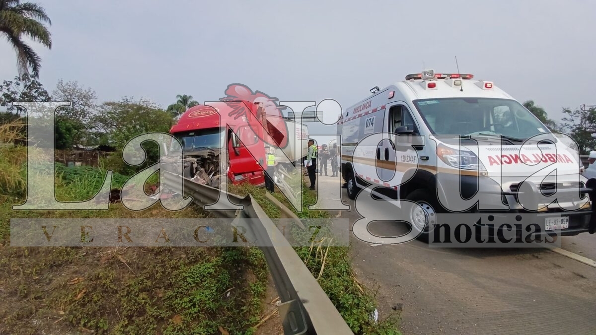 Cierre parcial en autopista Córdoba-Veracruz tras volcadura de tráiler 18 img 20250326 wa00421395360085332818647
