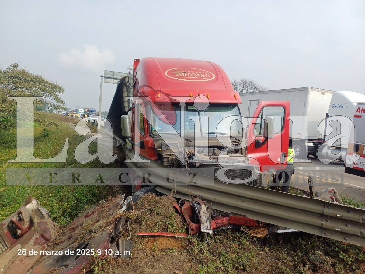 Cierre parcial en autopista Córdoba-Veracruz tras volcadura de tráiler 13 img 20250326 wa0049547475856108107080