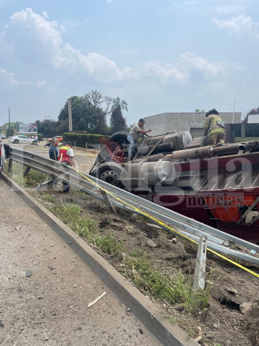 Cierre parcial en autopista Córdoba-Veracruz tras volcadura de tráiler 3 img 20250326 wa01882133120465252195077