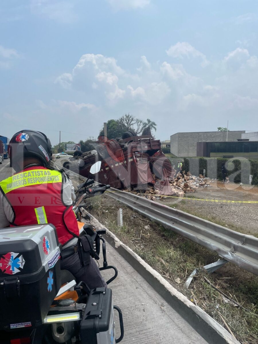 Cierre parcial en autopista Córdoba-Veracruz tras volcadura de tráiler 6 img 20250326 wa01954250307232089732489