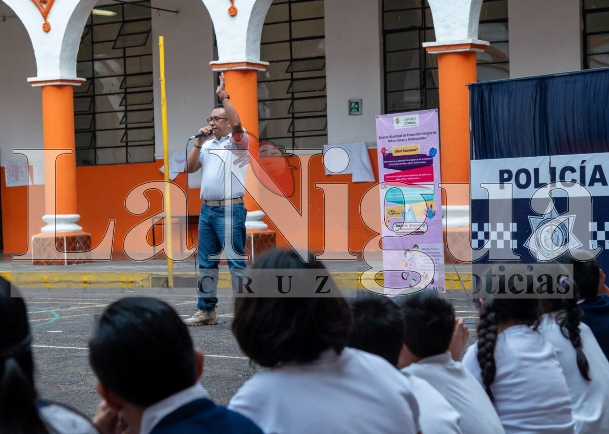 Informan a estudiantes sobre el acoso escolar con Teatro Guiñol 2 img 20250327 wa01672392197605108499687