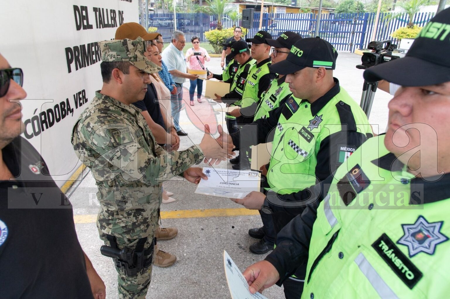 Entregan constancias de capacitación en primeros auxilios a agentes viales