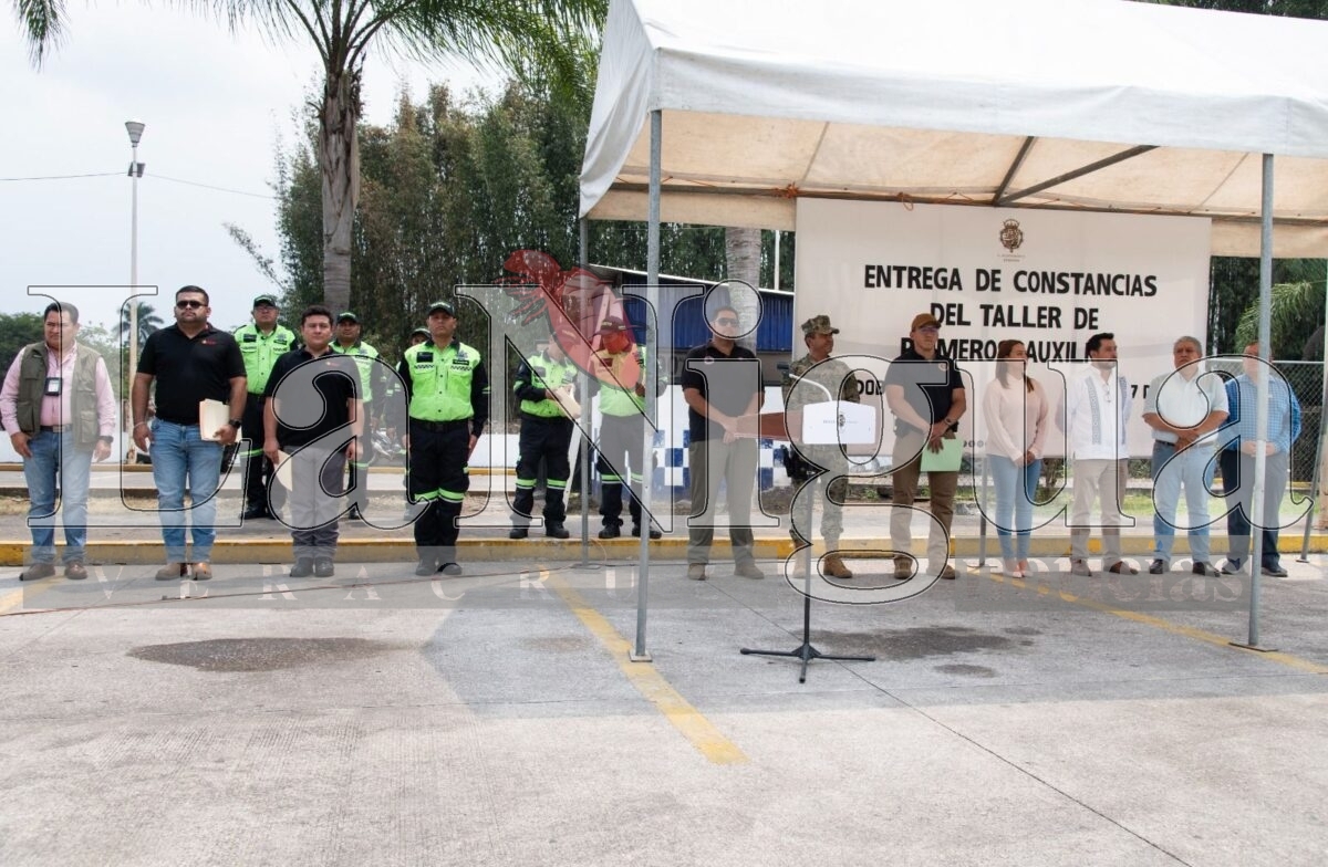 Entregan constancias de capacitación en primeros auxilios a agentes viales 4 img 20250327 wa01753224062915029662419
