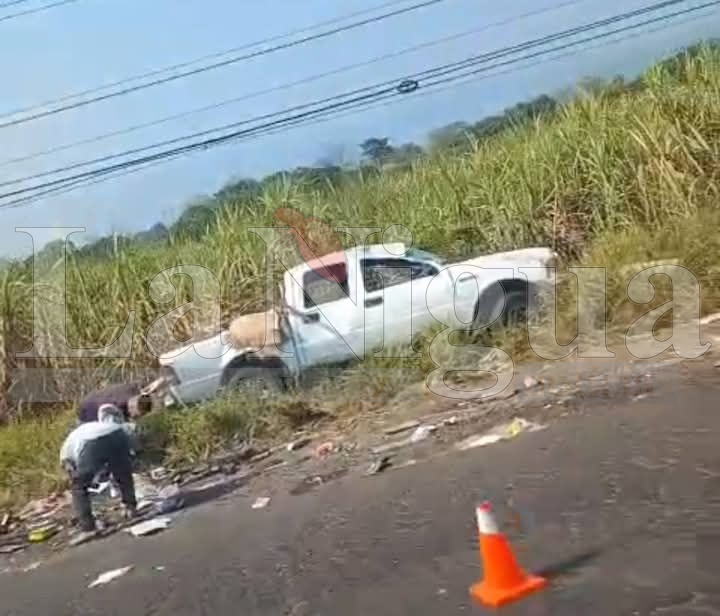 Vuelca camioneta en la federal Córdoba-Veracruz 3 img 20250330 wa00242708684102718210070