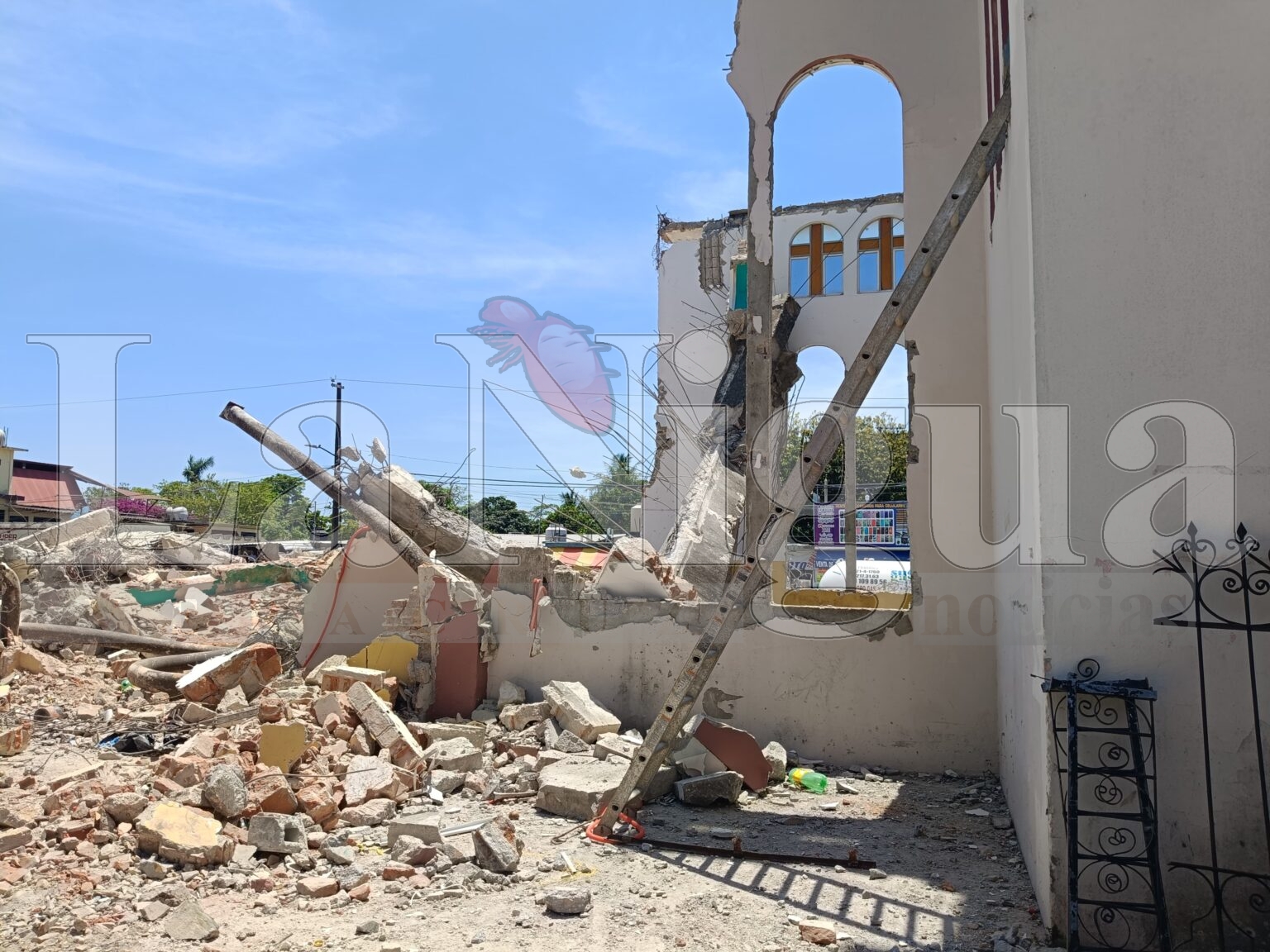Avanza demolición de la parroquia Sagrado Corazón de Jesús en Las Choapas; conservan torre principal