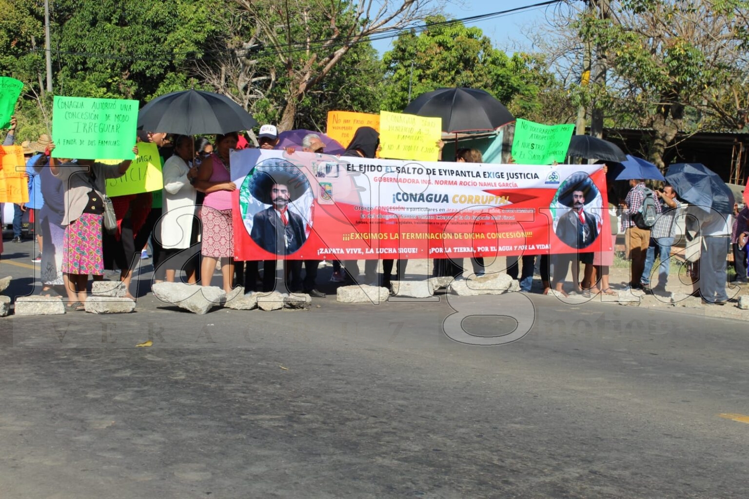 Ejidatarios bloquean carretera 180; piden al gobierno atender conflicto que ellos mismos originaron tras derribar escaleras para acceder a la parte baja de la cascada del Salto de Eyipantla en San Andrés Tuxtla