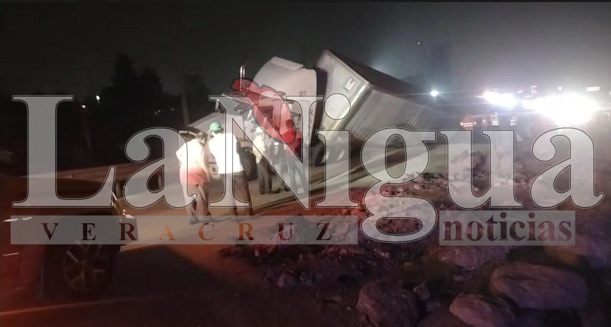 Tráiler a punto de caer de un puente en la autopista Veracruz-Puebla, zona de Jalapilla