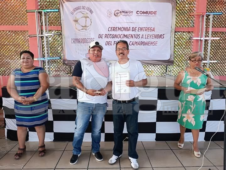 GOBIERNO MUNICIPAL DE CAMARÓN DE TEJEDA RECONOCE A LEYENDAS DE FÚTBOL CAMARONENSE. 22 fb img 17458050642477415446314534714825