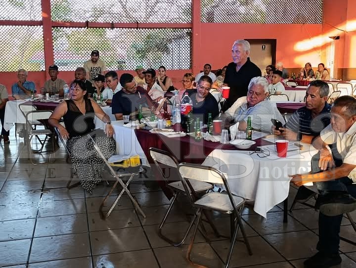 GOBIERNO MUNICIPAL DE CAMARÓN DE TEJEDA RECONOCE A LEYENDAS DE FÚTBOL CAMARONENSE. 1 fb img 17458051116128258647732236768714