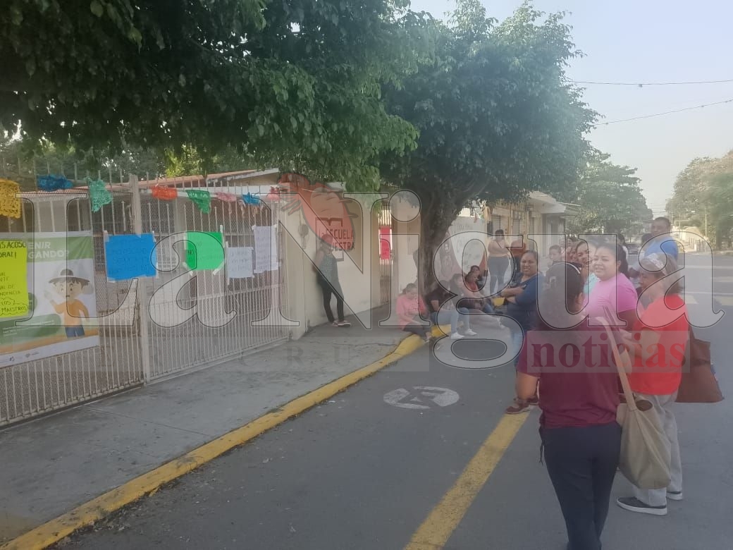 Padres de familia toman escuela en Mata Clara; exigen destitución de directora y profesor de educación física 1 img 20250402 wa00043095070248204996573