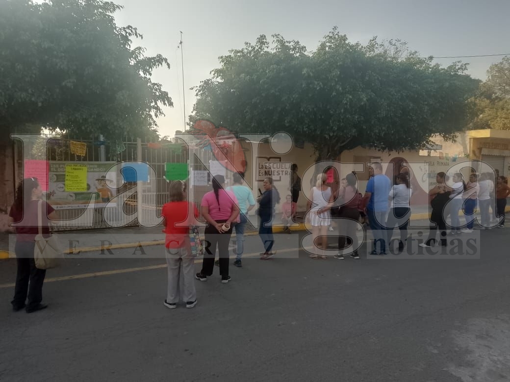 Padres de familia toman escuela en Mata Clara; exigen destitución de directora y profesor de educación física 4 img 20250402 wa0005343815004764186044
