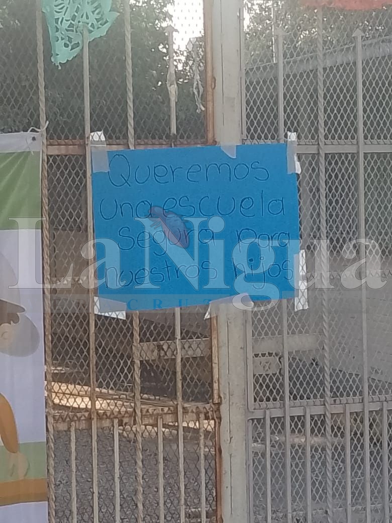 Padres de familia toman escuela en Mata Clara; exigen destitución de directora y profesor de educación física 3 img 20250402 wa00077638837766785915364