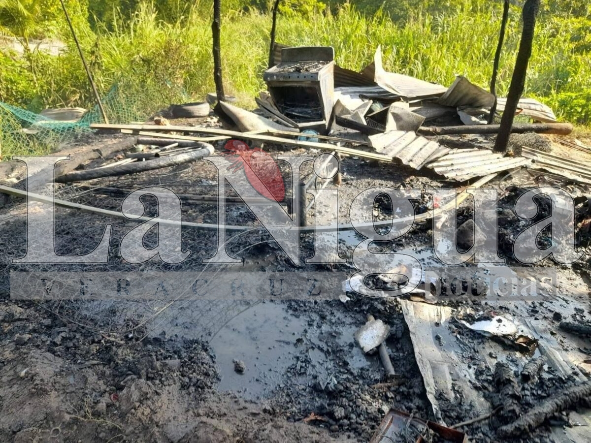 Incendio consume por completo una vivienda en Jáltipan; afortunadamente no hubo víctimas. 2 img 20250403 wa01316331750288507356665