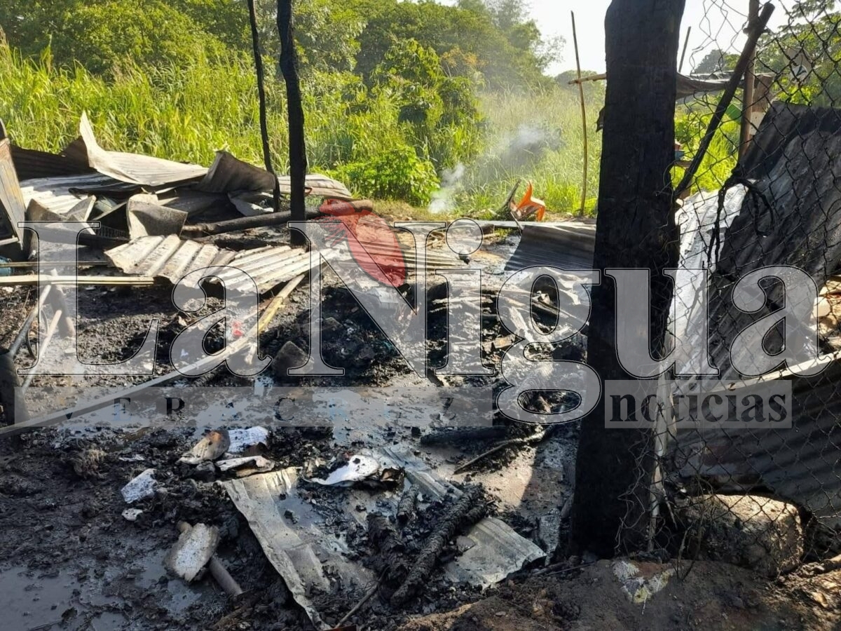 Incendio consume por completo una vivienda en Jáltipan; afortunadamente no hubo víctimas. 1 img 20250403 wa01325953616186870616074