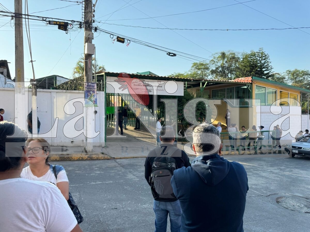 Padres de familia se manifiestan en secundaria de Coatepec por golpe de calor en estudiantes 2 img 20250404 wa00273003403516832891587