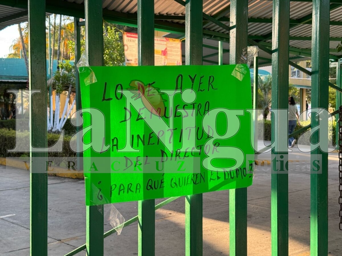 Padres de familia se manifiestan en secundaria de Coatepec por golpe de calor en estudiantes 3 img 20250404 wa00305063953130313499393