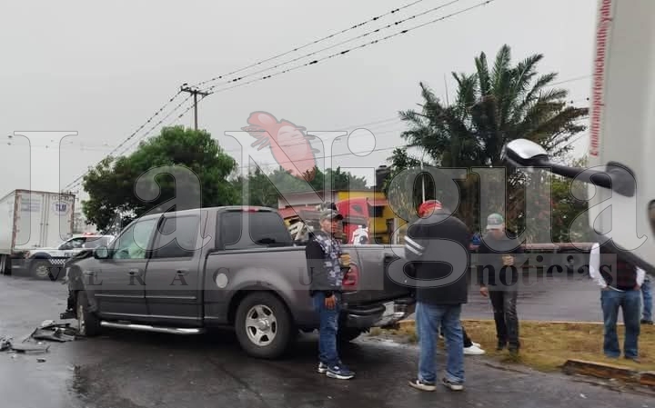 Choca Pick Up contra tractocamión 2 img 20250407 wa00255359881149796161888